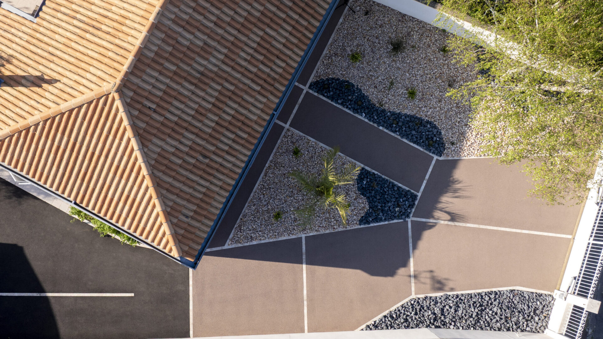 Allée béton poreux noir pavage - Groupe Charpentier